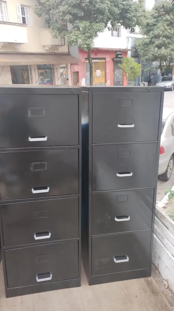 Dois arquivos de aço pretos com quatro gavetas cada