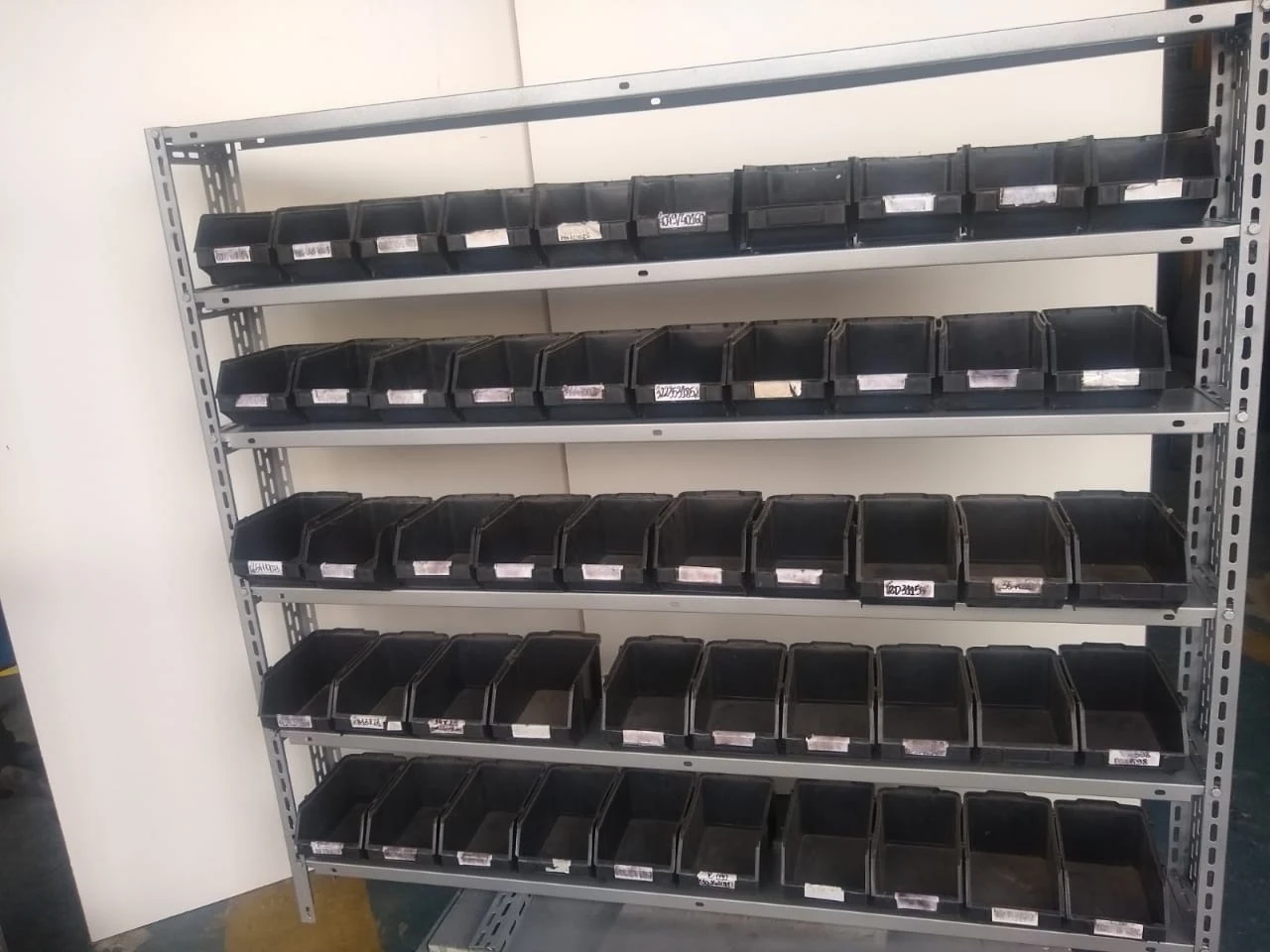 Estante de aço com cinco níveis de caixas organizadoras pretas